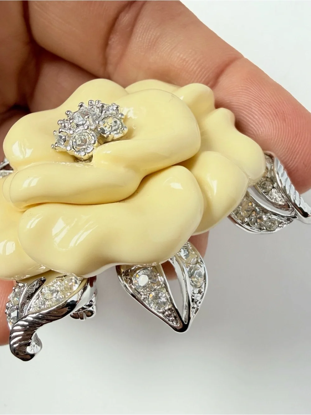 Nolan Miller Camellia Flower Cream Lucite Rhinestone Brooch Glamour Collection - Picture 5 of 8